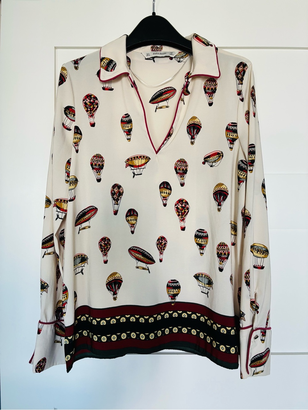Zara Basic S Cream Hot Air Balloon Print V-Neck Blouse